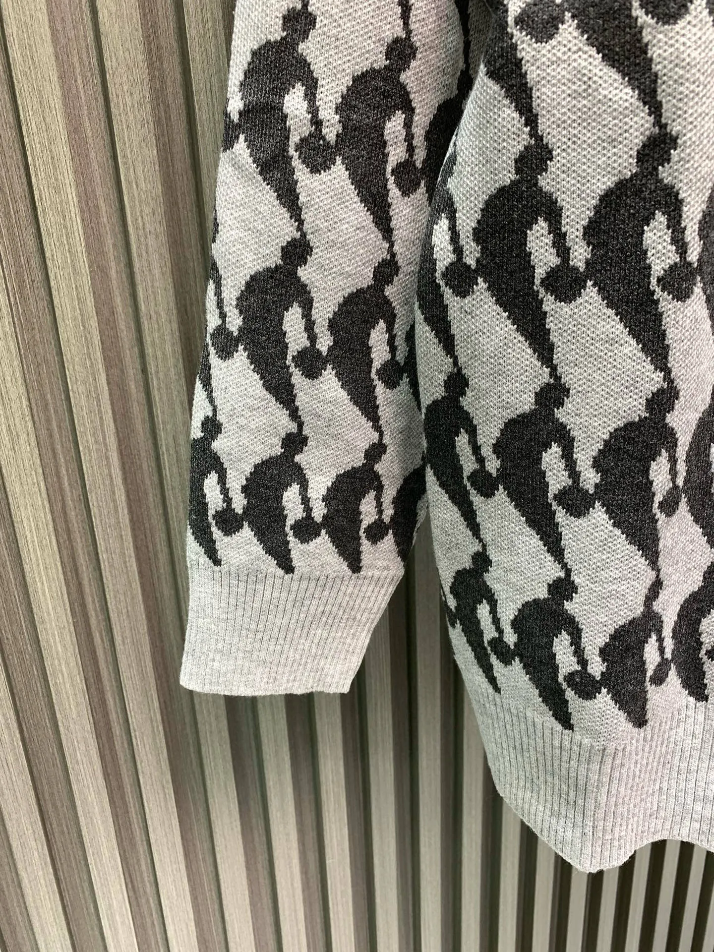 🅿️320 🀄️ Louis Vuitton Louis Vuitton's new autumn and winter knitted sweater pullover. The gray NBA co-branded model is printed with logo all over. It has a delicate and soft feel and can directly contact the skin. The warm yarn changes into a delicate texture. The top craftsmanship is very distinctive. The style is simple, elegant and exquisite. The three-dimensional tailoring design makes the entire sweater full of youthful vitality and vitality. Recommended for autumn and winter wear.